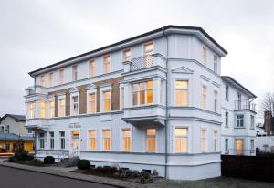 a large white building with many windows at OSTKÜSTE - Villa Albatros Design Apartments in Ahlbeck