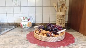 a basket of grapes on a counter in a kitchen at Casa Savilla by Ca-Sa Check in Pieve di Cadore