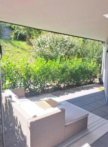 a screened in porch with a couch on a patio at Gemütlich wohnen nahe Frankfurt in Karben