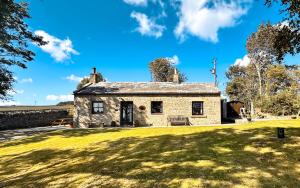 an old stone house on a grassy field at Rubbing House in Marske