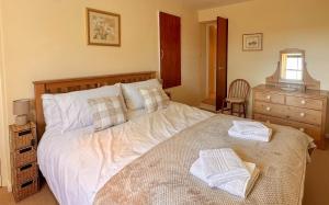 a bedroom with a bed with two towels on it at Rubbing House in Marske