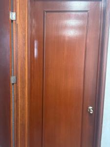 a brown wooden door with a silver knob at Víctorhaus in San Gregorio Cuautzingo