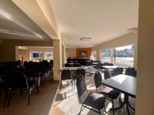 a dining room with tables and chairs in a restaurant at KIN Hotel in Villa Carlos Paz
