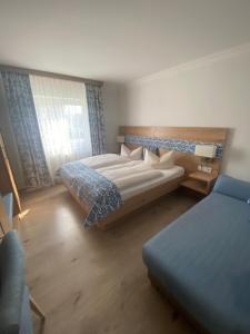 a bedroom with two beds and a window at Hotel Falkenseer Hof in Falkensee