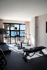 una palestra con due tapis roulant e due cyclette di FAY Victoria Beach a Rincón de la Victoria