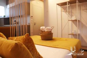 a room with a bed with a basket of towels at La Bricola - Buora in Chioggia