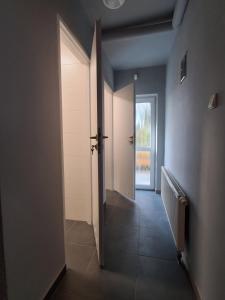 a hallway with an open door and a hallway with a door at Jugata in Rudna Wielka