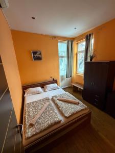 ein Schlafzimmer mit einem Bett, auf dem zwei Baseballschläger liegen in der Unterkunft Elegance on a Budget - Rooms for Rent in Sofia Center in Sofia
