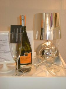 - une bouteille de champagne et des verres sur une table dans l'établissement A-Partments, à Cologne