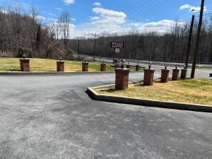 an empty street with a sign on the side of the road at Bragg Motel in Upper Marlboro