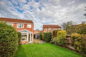 a brick house with a garden in a yard at Drovers Way, Worcester in Fernhill Heath