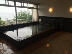 Piscina de la sau aproape de Breezbay Seaside Resort Atami