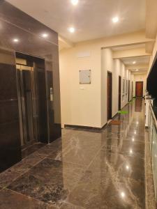 a hallway of a building with a hallway at Srinivasa Paradise in Mahabalipuram