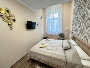 a bedroom with a bed with two towels on it at Gesztenye Apartman in Makó