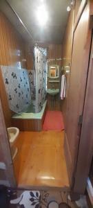 ein kleines Badezimmer mit Toilette und Dusche in der Unterkunft Mashal in Srinagar