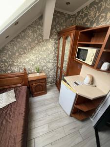 a small room with a bed and a desk at Mosoly Apartman in Szeged