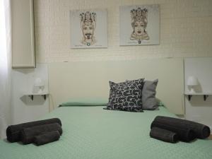 a bedroom with a bed with two towels on it at Il Sole del Mediterraneo in Noto