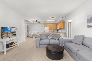 a living room with two couches and a kitchen at Beacon at the Lakes Cozy 2b2b, Grnd Level Condo in Windsor