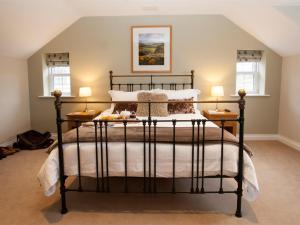 a bedroom with a large bed with two lamps at 2 Bed in Stokesley oc-g0072 in Carlton