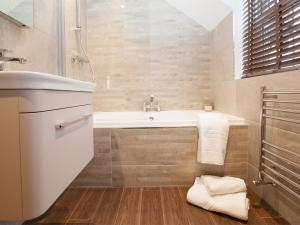 a bathroom with a sink and a bath tub at 2 Bed in Stokesley oc-g0072 in Carlton +31 photos