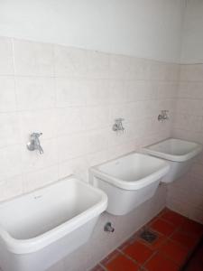 a bathroom with a tub and a toilet and a bidet at Departamento Zarate Centro in Zárate