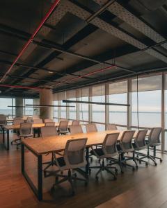 a conference room with a long table and chairs at Alula Hotel Encarnacion in Encarnación