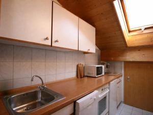 a kitchen with a sink and a microwave at Ferienwohnung Forggensee-Blick in Schwangau