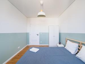 a bedroom with a bed with a blue blanket at Casa Mar in Cortegaça
