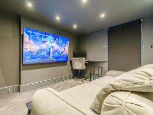 a room with a flat screen tv on a wall at 2 Bed in Harrogate oc-hh029 in Harrogate