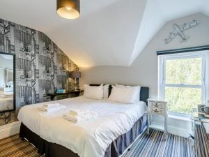 a bedroom with a bed with towels on it at 4 Bed in Harrogate oc-hh025 in Harrogate