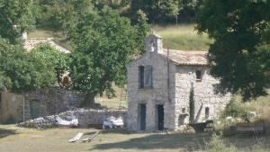 an old stone house in the middle of a field at Maison Nomade Provence - MaisonNomadeChic in Coursegoules