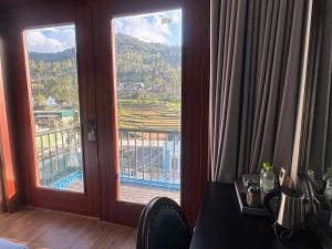 a hotel room with a view of a balcony at Son Tinh Hotel in Dồng Văn