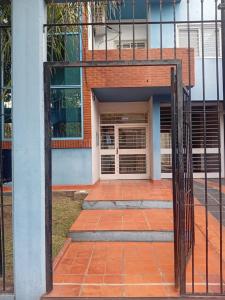 an open gate in front of a building at Departamento Zarate Centro in Zárate +5 photos