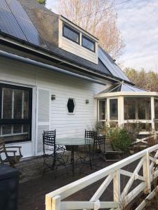 a house with chairs and a table on a patio at Woodune in Neufchâtel-Hardelot