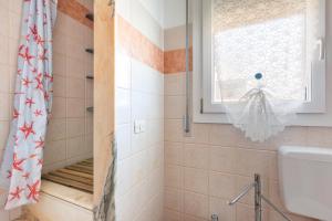 a shower in a bathroom with a shower curtain at Gelso Selvatico by BarbarHouse in Specchiolla