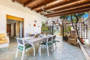a dining room with a table and chairs at Gelso Selvatico by BarbarHouse in Specchiolla