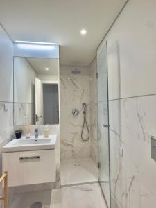 a bathroom with a shower and a sink at Suíte aconchegante in Lisbon
