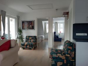 a living room with two chairs and a couch at Peaceful Apartment-3 Zi, Loggia & Garden in Blankenese in Hamburg