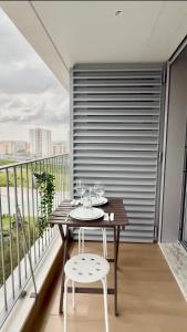 a balcony with a table and chairs on a balcony at Suíte aconchegante in Lisbon