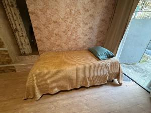 a bed in a room with a pillow on it at Cantinho do Imperador in Petrópolis