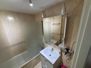 a bathroom with a sink and a shower and a toilet at Apartamento Benalmarina in Benalmádena