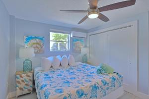 a bedroom with a bed and a ceiling fan at The Inn on Siesta Key in Siesta Key +42 photos