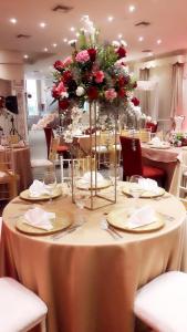 a table with flowers on it in a room at Ceibo Real in Portoviejo