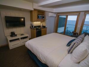a hotel room with a bed and a television at Beacon Pointe on Lake Superior in Duluth