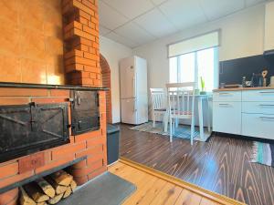 a kitchen with an old brick oven in a room at Tartu tänava külaliskorter in Viljandi