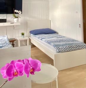 a bedroom with a bed and a flower on a table at Studio Frohburg Gommiswald in Gommiswald