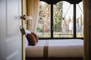 a bedroom with a bed with a window at Residenza Il Colle in Impruneta