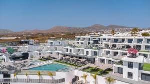 an aerial view of a building with a swimming pool at Hotel Royal Atlántico in Puerto del Carmen