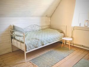 ein kleines Schlafzimmer mit einem Bett und einem Tisch in der Unterkunft Hestegården in Fåborg