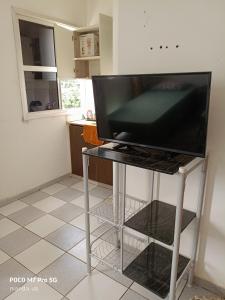 a flat screen tv on a stand in a kitchen at FARO FINO 203 x in Goiânia